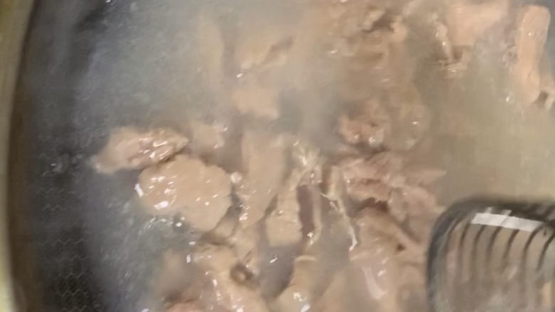 小炒黄牛肉,牛肉些许变色,就要捞起出锅