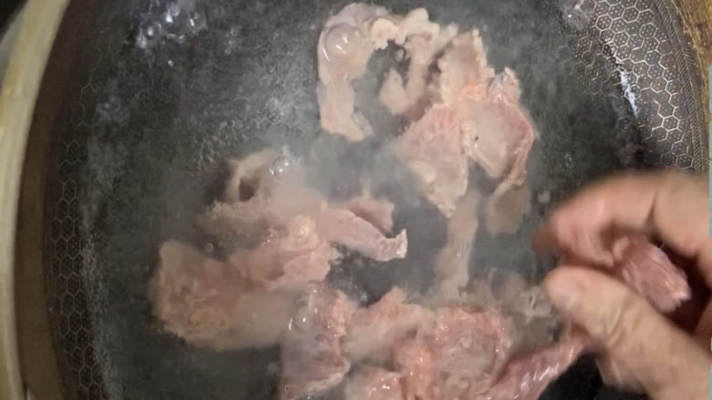 小炒黄牛肉,锅中烧沸水,将牛肉片放入,快速“飞水”