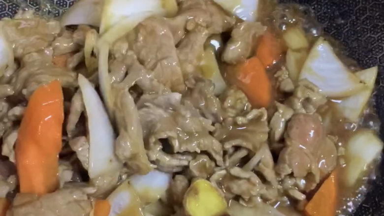 小炒黄牛肉,最后转大火,快炒均匀