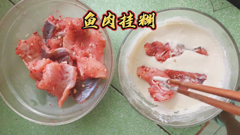 炸鱼块,将腌制好的鳗鱼块,放到面糊里拌一拌,均匀裹上面糊