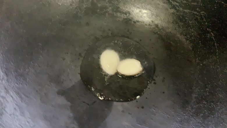 白菜炒肉片,锅烧热油,加入姜片爆香