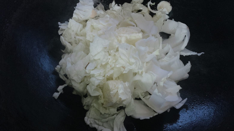 白菜炒肉片,加入白菜段,点些水中小火炒至变软。