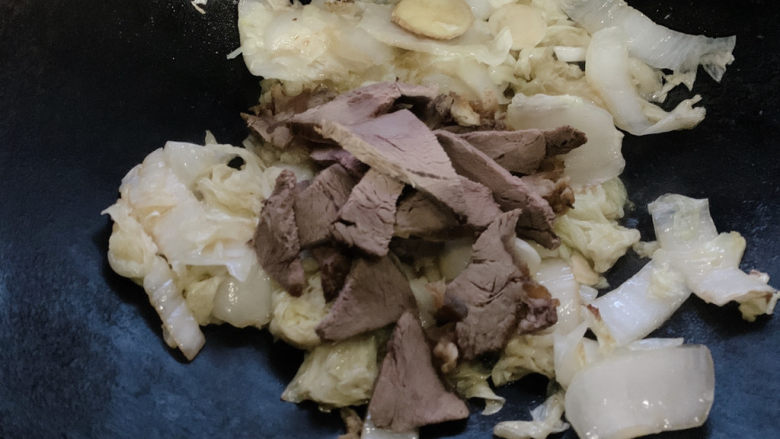白菜炒肉片,翻炒均匀后,加入酱牛肉片翻炒。