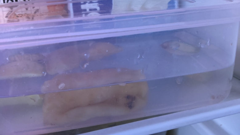 花胶的泡发,冰箱冷藏泡发一天都可以的,期间可以换一次水。