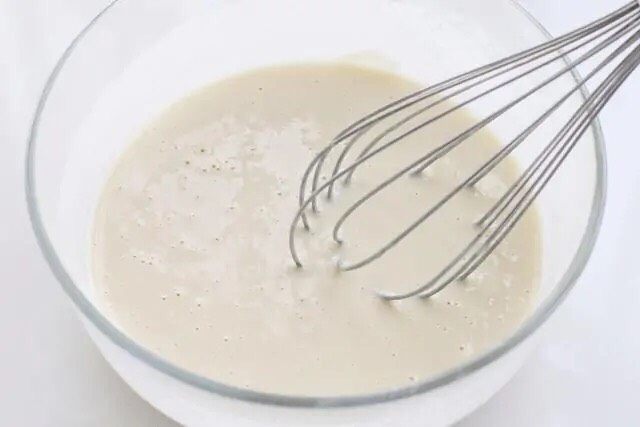 培根鸡蛋饼,用打蛋器搅拌均匀呈细腻可以流动的面糊状,注意不要有面疙瘩哦,否则烙好的鸡蛋饼会比较粗糙。