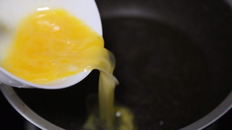 西红柿鸡蛋拌面,锅里烧热油，倒入蛋液