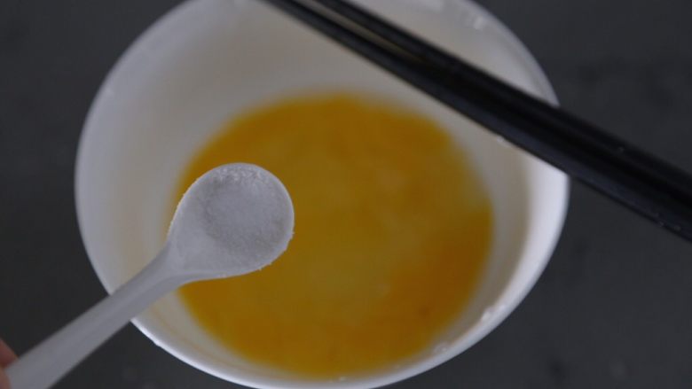 西红柿鸡蛋拌面,调入盐和<a style='color:red;display:inline-block;' href='/shicai/ 720'>胡椒粉</a>拌匀