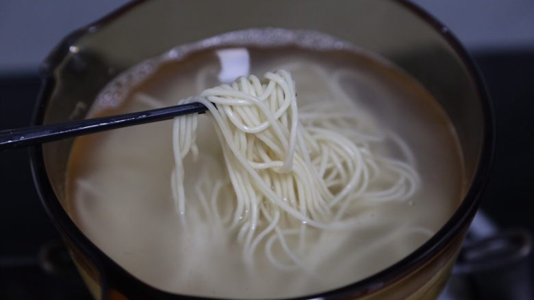 西红柿鸡蛋拌面,面下锅煮熟后捞出