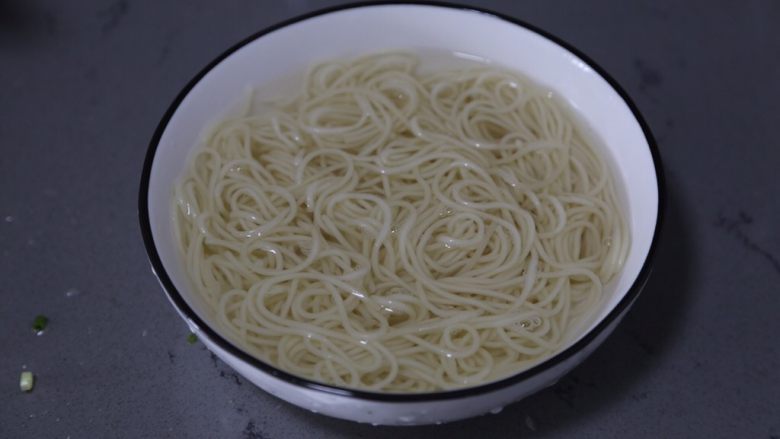 西红柿鸡蛋拌面,放入碗中，加入一点点盐拌匀