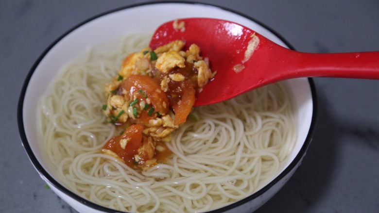 西红柿鸡蛋拌面,再把炒好的番茄鸡蛋盛入