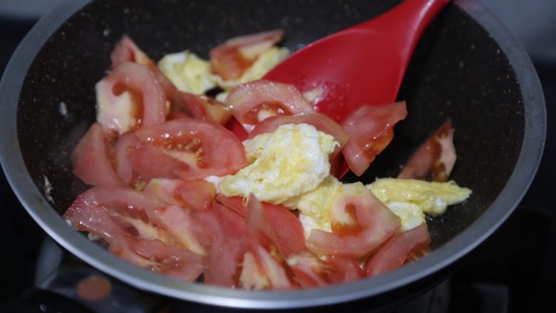 西红柿鸡蛋拌面,加入番茄翻炒