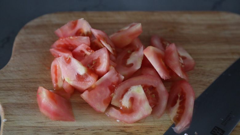 西红柿鸡蛋拌面,番茄去皮切小块