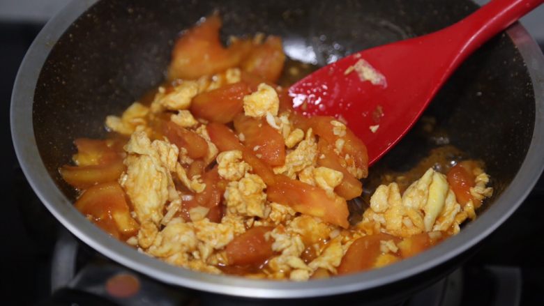 西红柿鸡蛋拌面,再加入一勺<a style='color:red;display:inline-block;' href='/shicai/ 692'>酱油</a>翻炒均匀