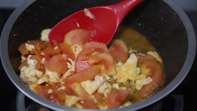 西红柿鸡蛋拌面,炒至番茄软烂出汁