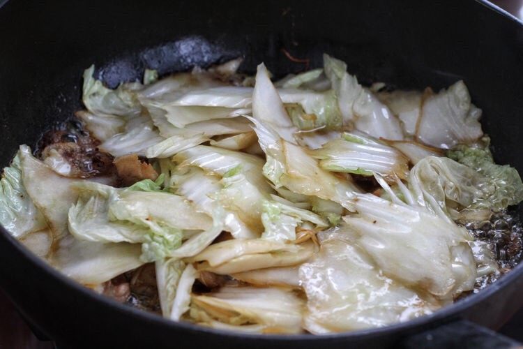 白菜炒肉片,然后放入白菜帮,改大火快速翻炒1-2分钟。白菜叶容易熟,所以要和白菜帮分开。