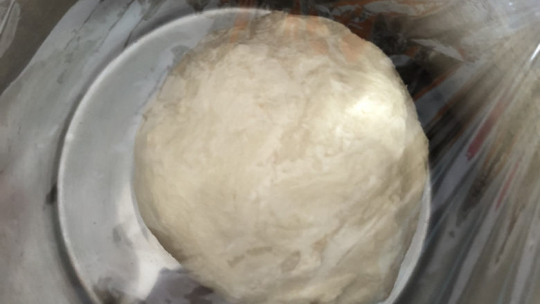 全麦奶油面包卷,取出面团放在容器里,盖上保鲜膜密封好。