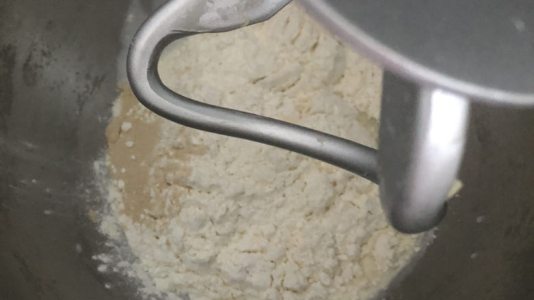 全麦奶油面包卷,放入厨师机,不必揉很久,成团即可。