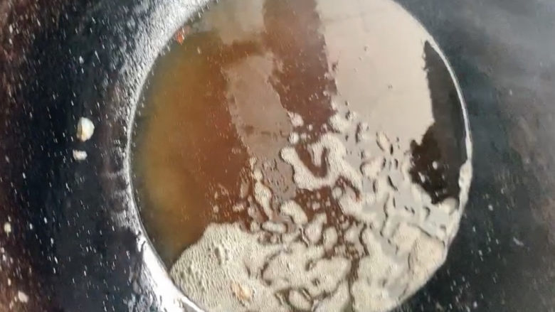 红烧鱼,锅中加入油,旺火烧热。