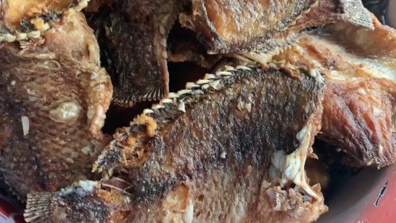红烧鱼,炸制鱼全熟,甚至可以过头一些,呈现出香酥干爽的状态。(这样有利于一会儿快速收汁入味)