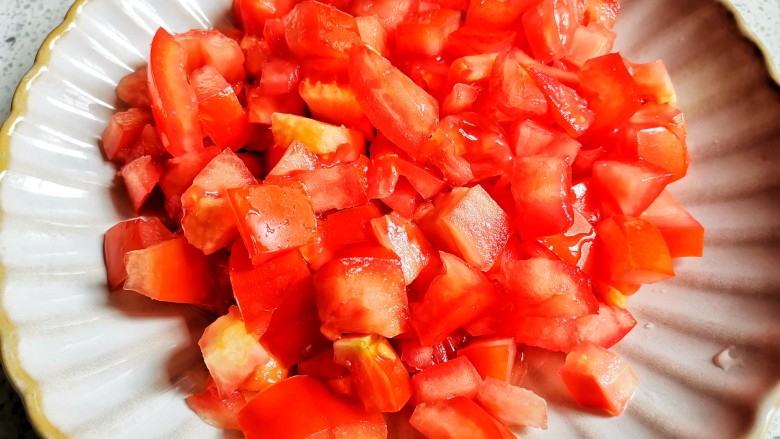西红柿鸡蛋拌面,<a style='color:red;display:inline-block;' href='/shicai/ 438'>火腿</a>提前切片,番茄切小丁加少许盐拌匀备用。