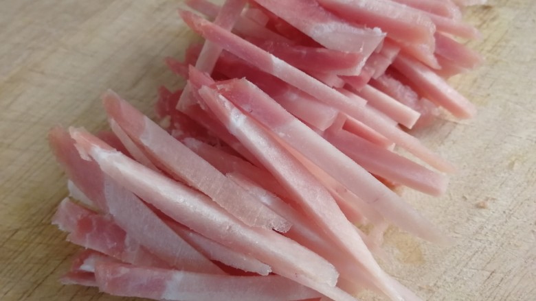 青椒炒肉丝,再切丝。(冻过的肉比较好切)