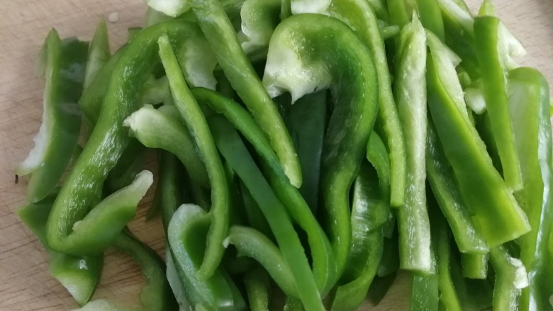 青椒炒肉丝,去蒂,去籽,切条。