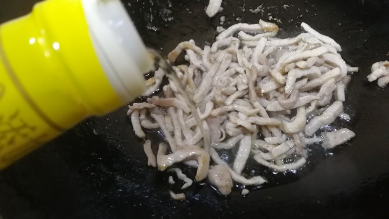 青椒炒肉丝,加料酒,文火翻炒均匀去腥。