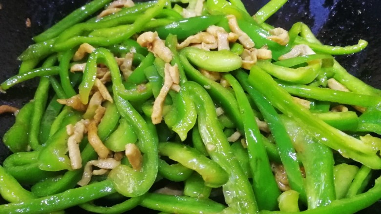 青椒炒肉丝,出锅前点几滴醋,炒两下就好。