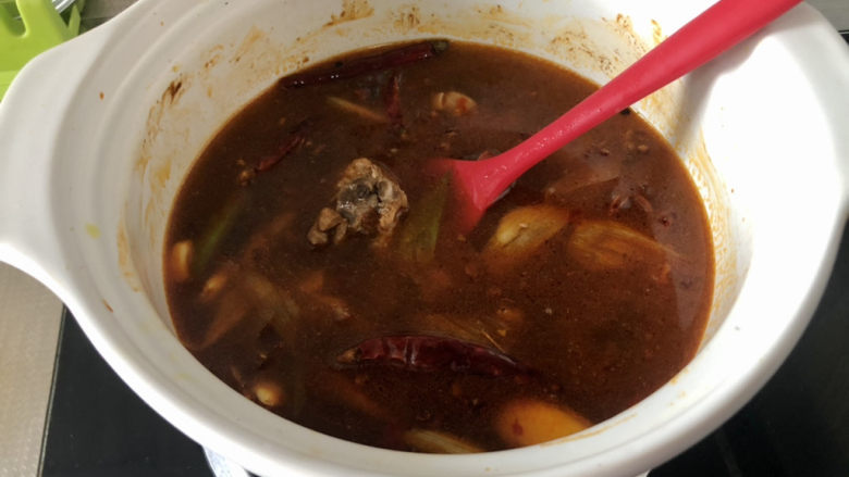 土豆焖鸭➕土豆烧鸭腿,加入适量的热水,至少沒过鸭肉
