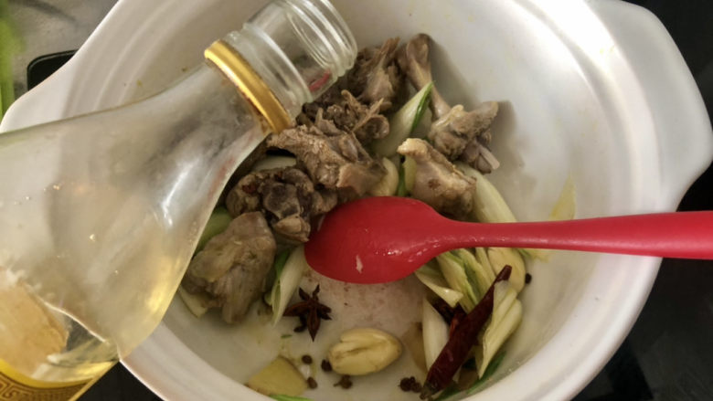 土豆焖鸭➕土豆烧鸭腿,淋一汤匙<a style='color:red;display:inline-block;' href='/shicai/ 718'>料酒</a>,煸炒去腥