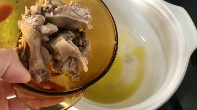 土豆焖鸭➕土豆烧鸭腿,热锅后加适量食用油,下鸭肉中小火煸炒,炒干水分