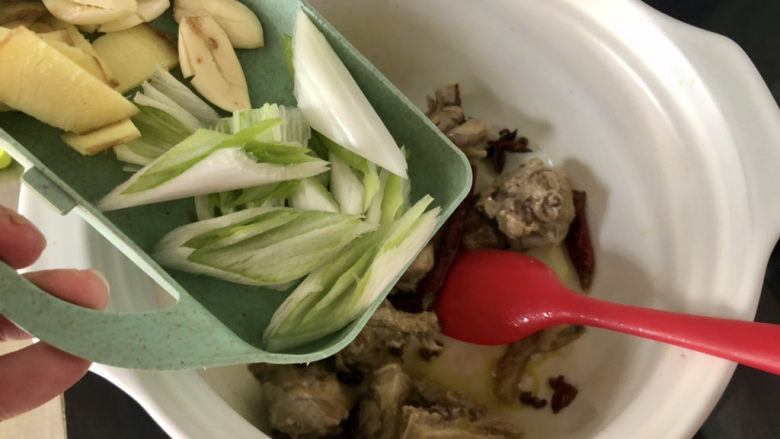 土豆焖鸭➕土豆烧鸭腿,加入葱白姜片蒜,中小火煸香