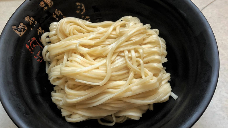 西红柿鸡蛋拌面,捞出,码入面碗中