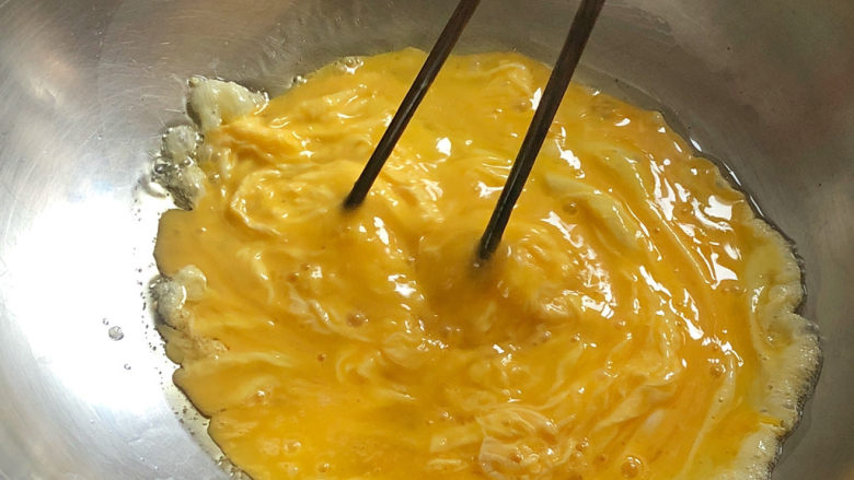 西红柿鸡蛋拌面,将鸡蛋液倒入锅中,用筷子快速搅拌,使蛋液结成小块絮状,盛出备用