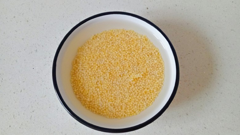 鸡蛋小米粥,小米淘洗干净,用清水浸泡20分钟