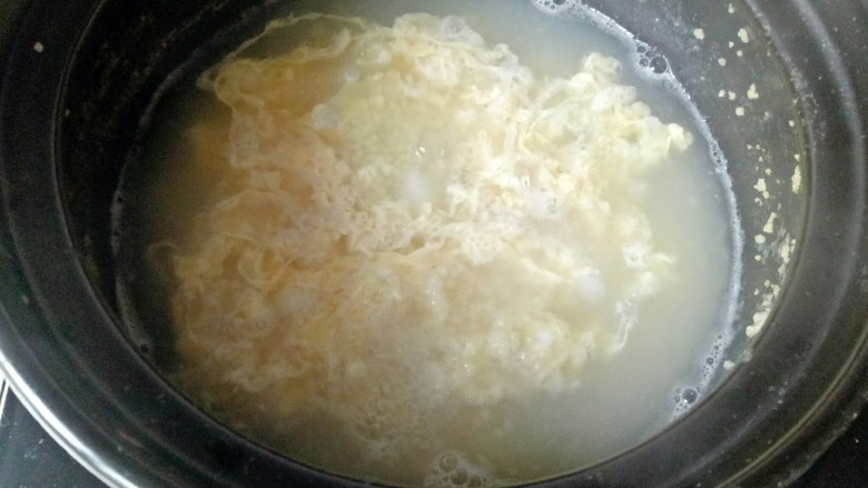鸡蛋小米粥,将鸡蛋液淋入锅中,用筷子搅拌即可