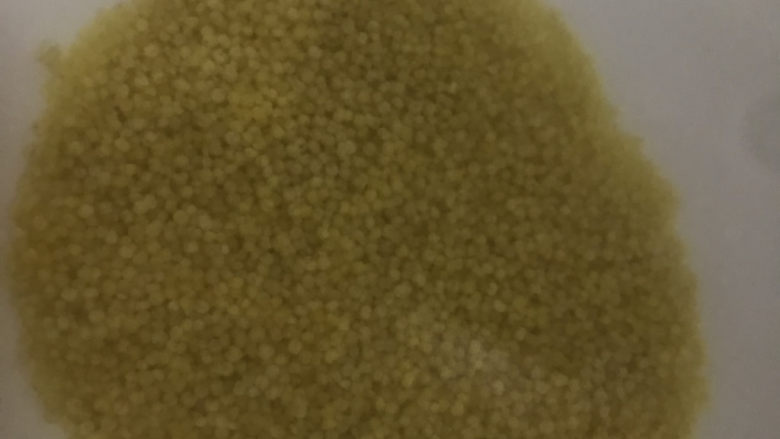 鸡蛋小米粥,用温水泡10分钟