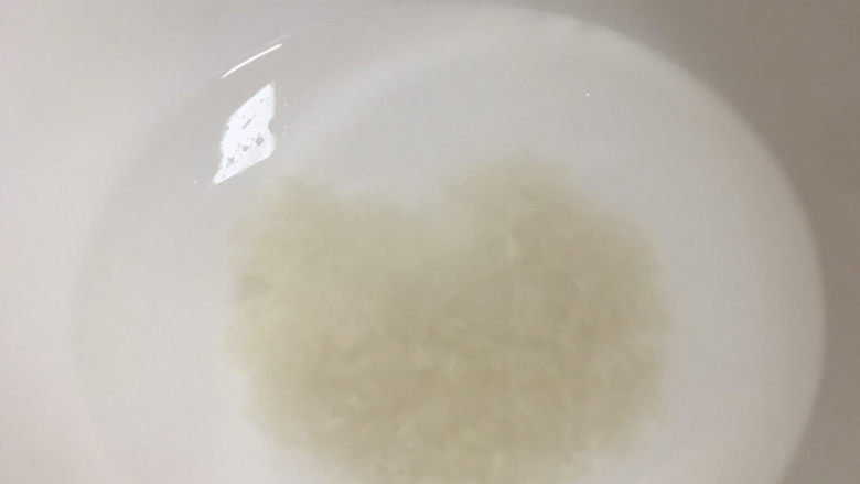 鸡蛋小米粥,清洗2遍,倒入电饭煲