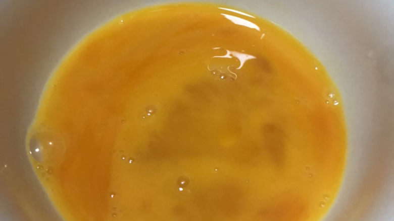鸡蛋小米粥,打成蛋液,备用