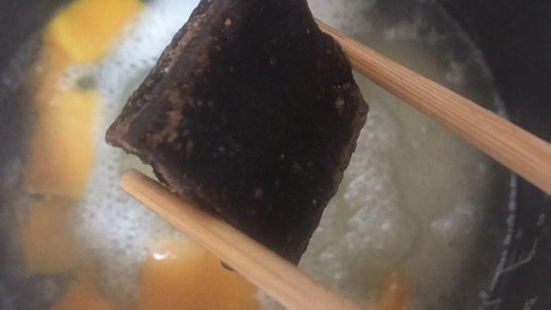 鸡蛋小米粥,过十分钟左右打开电饭煲观察一下,米煮烂了可以放入<a style='color:red;display:inline-block;' href='/shicai/ 882'>红糖</a>,继续煮