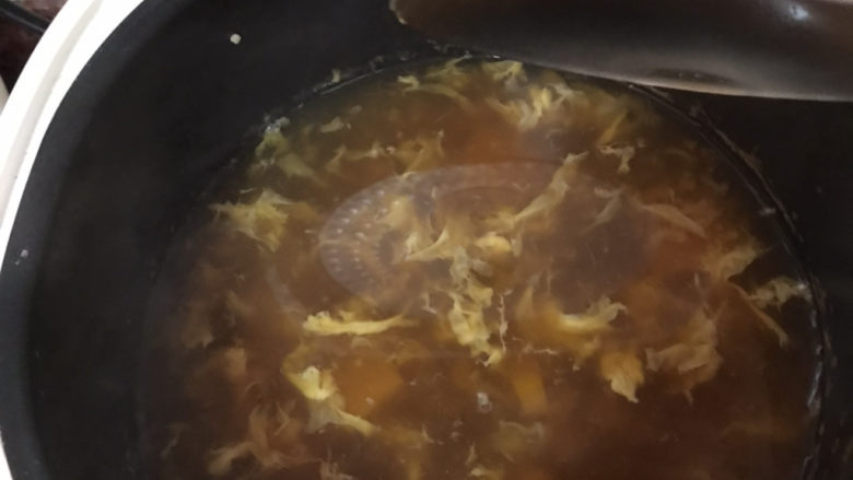 鸡蛋小米粥,需要边倒边搅拌,让它成为蛋花