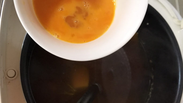 鸡蛋小米粥,再煮个15分钟左右,倒入蛋液