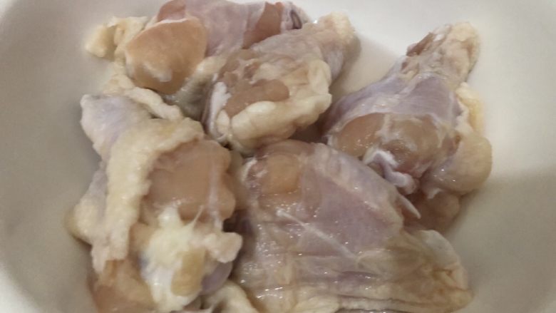 可乐鸡翅根,解冻后洗洗捞起,沥一下水