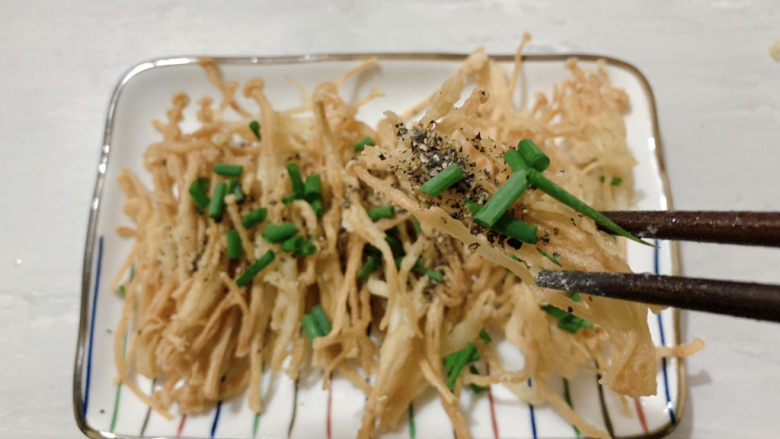 孜然金针菇,香酥的金针菇,入口咔吱咔吱脆~