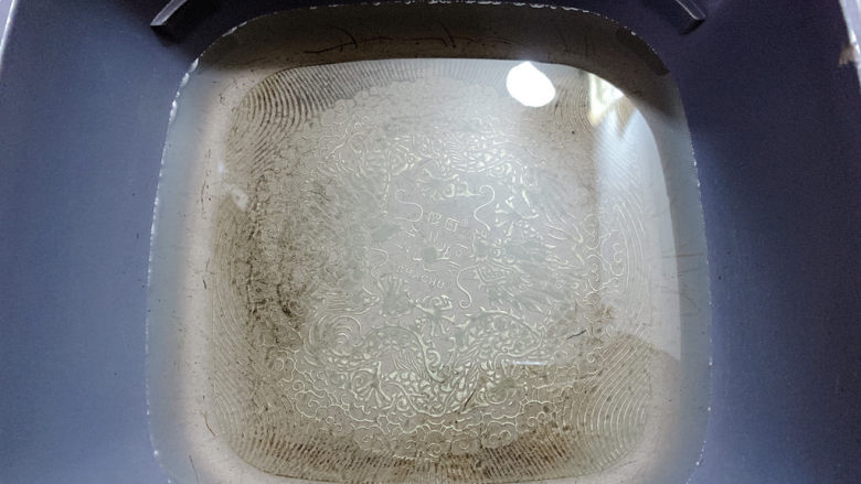 孜然金针菇,倒入大量的油,烧制8成热