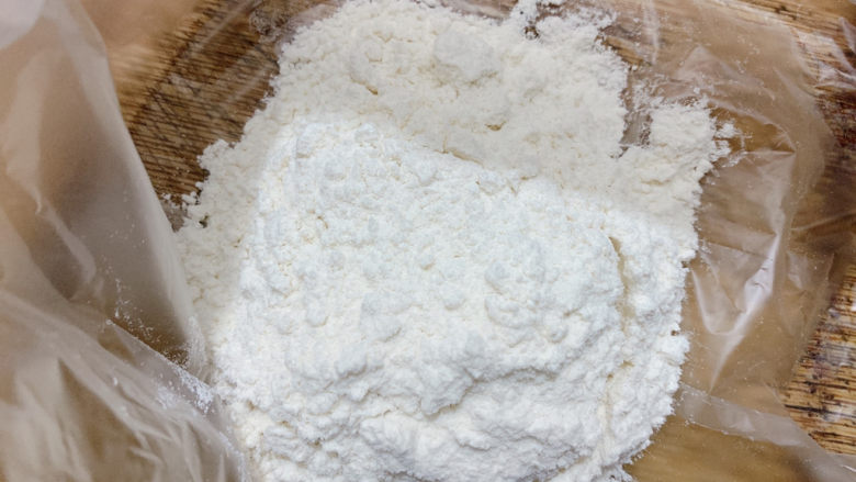 孜然金针菇,保鲜袋中加适量<a style='color:red;display:inline-block;' href='/shicai/ 519'>面粉</a>,将金针菇放入其中,然后疯狂要甩。