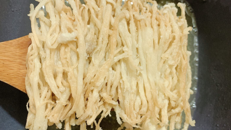 孜然金针菇,炸制两面微微金黄之后,控一下油