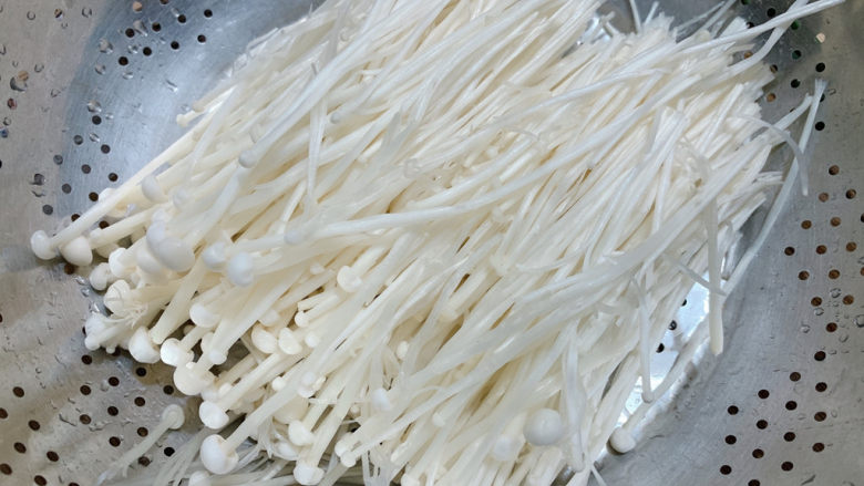 孜然金针菇,将金针菇切去根部,手动分成小份,洗净之后沥干水分