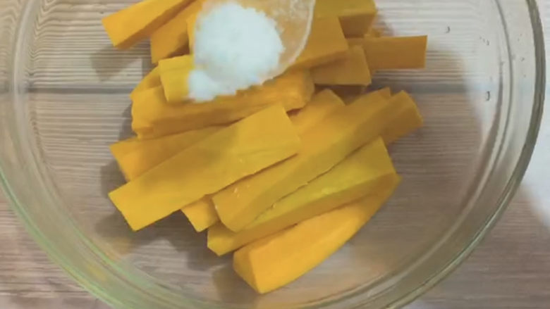 蛋黄南瓜,加一份盐,抓匀上味