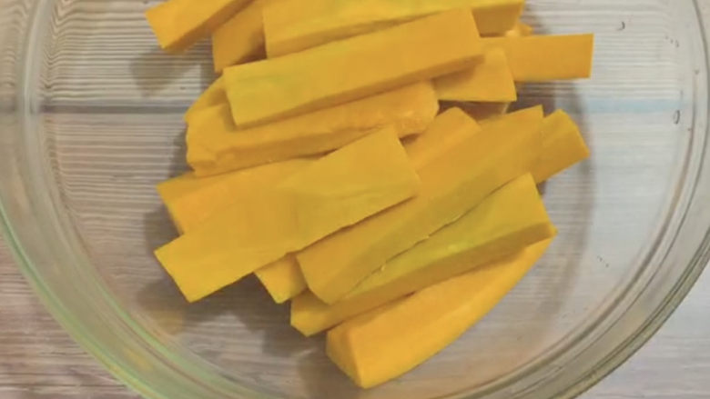 蛋黄南瓜,将南瓜去皮切条,大概食指宽的长度